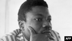 Portrait de l'écrivain malien Yambo Ouologuem, lauréat du prix Théophraste Renaudot 1968 pour son livre "Le devoir de violence", pris lors d'une conférence de presse à Copenhague en août 1971. Picture of Mali's writer Yambo Ouologuem, the French Renaudot Prize laureate 1968 for his book "Bound of Violence", taken during a press conference in Copenhagen, august 1971. / AFP PHOTO / AFP FILES