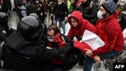 La policía detiene a manifestantes durante una manifestación en apoyo del líder opositor encarcelado Alexei Navalny en el centro de Moscú el 23 de enero de 2021.