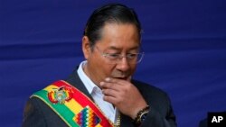 El presidente boliviano, Luis Arce, asiste a un ritual indígena para honrar a la Pachamama, o Madre Tierra, antes de pronunciar su discurso anual sobre el Estado de la Nación en el palacio presidencial de La Paz, Bolivia, el 22 de enero de 2024.