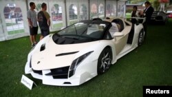 Mobil Lamborghini Veneno Roadster (2014) salah satu koleksi mobil super mewah milik Teodoro Obiang, putra Presiden Guinea Khatulistiwa Teodoro Obiang Nguema Mbasogo. Mobil-mobil itu disita dan dilelang di Jenewa, Swiss, 27 September 2019. (Foto: Reuters)