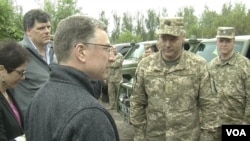 U.S. Special Representative for Ukraine Negotiations Kurt Volker, third from left, meets with Ukrainian troops at an undisclosed location near Popasna, Donbas region, Ukraine, May 15, 2018. (M. Gongadze/VOA)
