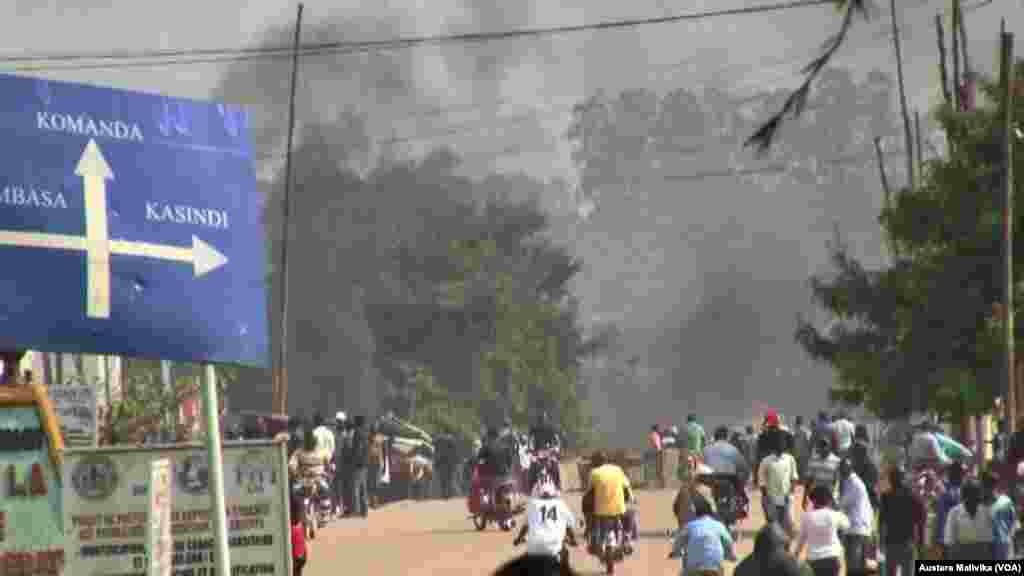 Waandamanaji katika njia kuu ya Beni kulaani mauwaji ya Kanali M. Ndala