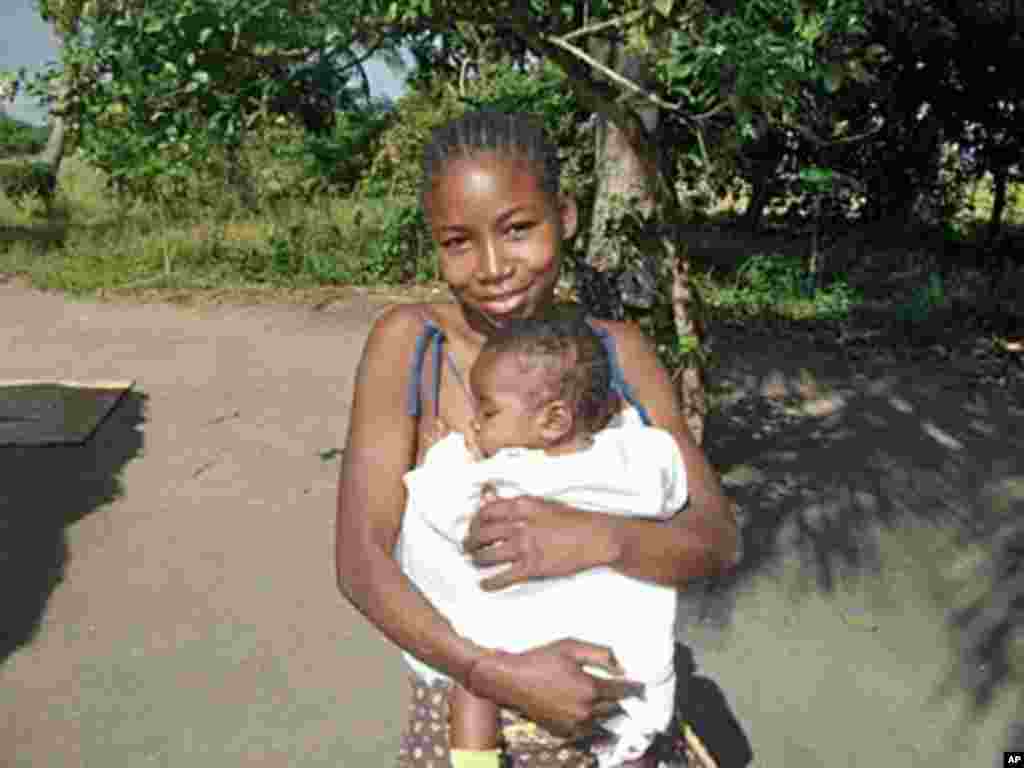 A community in Mozambique rallies support for this young mother. (Amata Kwizera)