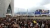 Manifestación frente a estación "china" en Hong Kong para convencer a turistas