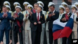 Presiden Rusia Vladimir Putin menerima sambutan dari para hadirin setelah berpidato menandai peringatan Hari Kemenangan di Sevastopol, Krimea (9/5/2014).