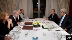 Israeli Prime Minister Benjamin Netanyahu, second from left, meets with U.S. Secretary of State John Kerry, at right, Jerusalem, June 29, 2013.