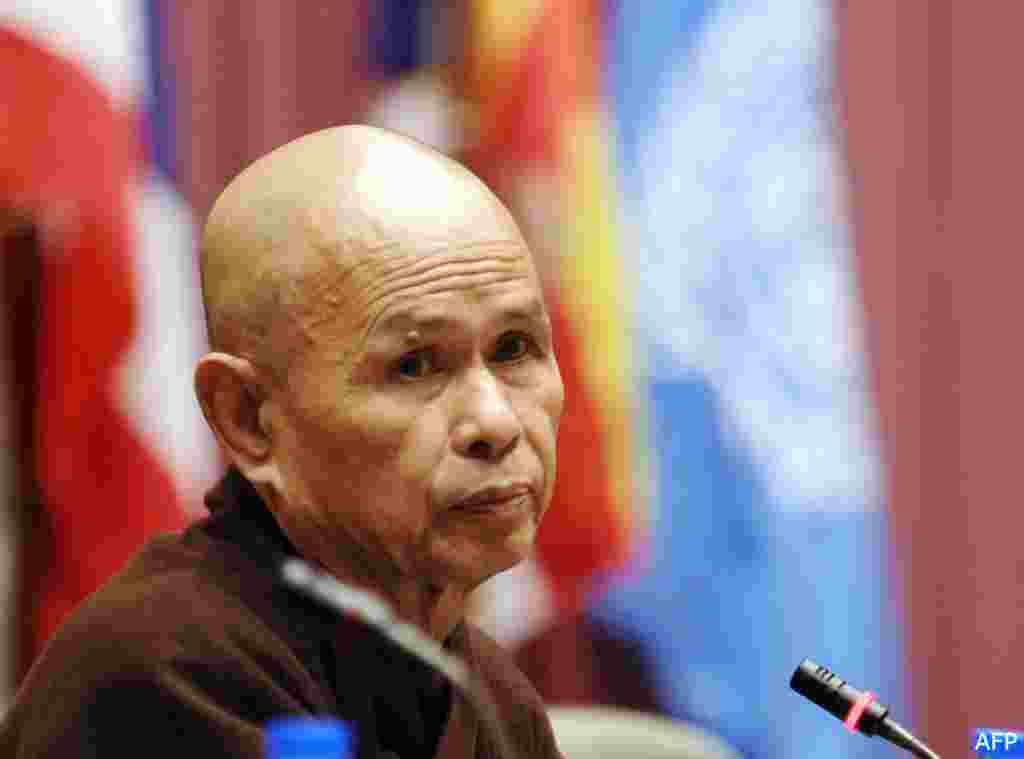 ព្រះសង្ឃ Thich Nhat Hanh មាន​សង្ឃដីកា​ក្នុង​អំឡុងពេល​សន្និសីទ​អន្តរជាតិ​លើក​ទី ៤ ស្តីពី​ព្រះពុទ្ធ​សាសនា ក្នុង​ពិធី​វិសាខបូជា នៅ​ក្នុង​ទីក្រុង​បាងកក ប្រទេស​ថៃ កាលពី​ខែ​ឧសភា ឆ្នាំ ២០០៧។ ពិធី​វិសាខបូជា​ប្រារព្ធ​ធ្វើឡើង​ដើម្បី​រំឭក​ដល់​កំណើត ដំណើរ​ត្រាស់ដឹង និង​បរិនិព្វាន​របស់​ព្រះពុទ្ធ។ ក្នុង​អំឡុង​ពេល​ព្រះអង្គ​មាន​ព្រះជន្មាយុ ព្រះអង្គ Thich Nhat Hanh បាន​បង្រៀន​នៅ​សាកល​វិទ្យាល័យ Columbia និង​សាកលវិទ្យាល័យ Princeton នៅក្នុង​សហរដ្ឋ​អាមេរិក។ កាលពី​ខែ​តុលា ឆ្នាំ ២០០៦ ព្រះអង្គ​ត្រូវបាន​អញ្ជើញ​ឲ្យ​មាន​សង្ឃដីកា​នៅ​ទីស្នាក់ការ​កណ្តាល​របស់​អង្គការ​យូណេស្កូ (UNESCO) ដែល​នៅ​ពេល​នោះ ព្រះអង្គ​បាន​ស្នើ​ឲ្យ​មាន​វិធានការ​ច្បាស់លាស់​ដើម្បី​បញ្ឈប់​អំពើ​ហិង្សា សង្គ្រាម និង​ការ​ប្រែប្រួល​អាកាសធាតុ។ កាលពី​ឆ្នាំ ២០១៣ ព្រះអង្គ​បាន​ដឹកនាំ​ព្រឹត្តិការណ៍​ស្តីពី​ភាព​ស្ងប់​ក្នុង​ចិត្ត​នៅ​ក្រុមហ៊ុន Google នៅ​ធនាគារ​ពិភពលោក និង​នៅ​មហាវិទ្យាល័យ​សុខាភិបាល​នៃ​សាកល​វិទ្យាល័យ Harvard នៅ​សហរដ្ឋ​អាមេរិក។