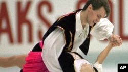 ARCHIVO – El bailarín ruso Vadim Naumov sostiene a su pareja Evgenia Shishkova en evento de la competencia internacional de patinaje sobre hielo Trofeo NHK en Nagoya, en el centro de Japón, el 9 de diciembre de 1995.