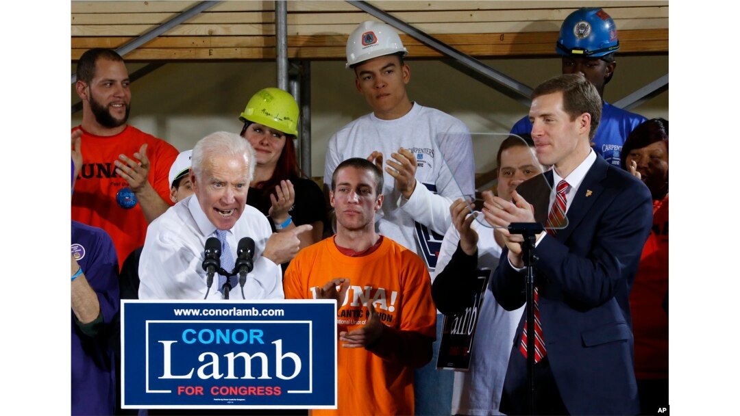 mantan Wapres AS Joe Biden menunjuk Conor Lamb (kanan), kandidat anggota Kongres AS dari partai Demokrat untuk Pemilu khusus di Pennsylvania, dalam kampanye di Collier, Pennsylvania, 6 Maret 2018. (Foto: dok).