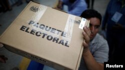 Un voluntario maneja las boletas en un almacén antes de las elecciones presidenciales en San Marcos, El Salvador, 1 de febrero de 2019.