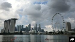 Gedung pencakar langit di kawasan Marina Bay, di Singapura, kawasan yang terkenal dengan hotel-hotel dan atraksi pariwisata di Singapura, 20 April 2016.