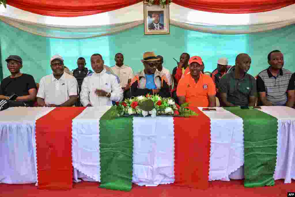 De droite à gauche : ministre des Relations extérieures et de la coopération internationale du Burundi Alain Aime Nyamitwe, ministre de l'Agriculture Guide Rurema, médiateur du Burundi Edouard Nduwimana, assistant du ministre de l'Intérieur Therence Ntahiraja, maire de Bujumbura Freddy Mbonimpa, le ministre des Transports Jean-Bosco Ntunzwenimana (2e R) et chef du protocole président Zephyrin Maniratanga, participent à une cérémonie célébrant le retrait du Brundi de la Cour pénale internationale (CPI) au Burundi, le 28 octobre 2017.