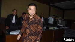 Ketua DPR Setya Novanto meninggalkan ruang sidang setelah menghadiri persidangan sebagai saksi dalam kasus dugaan korupsi pengadaan Kartu Tanda Penduduk berbasis elektronik, di Jakarta, 3 November 2017. (Foto: Antara Foto/Hafidz Mubarak A/via REUTERS )