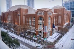 Vista de la arena y la nieve antes del partido entre los Dallas Mavericks y los Portland Trail Blazers en el American Airlines Center, en Dallas, Texas, EE.UU, el 14 de febrero de 2021. [Foto vía Reuters/Jerome Miron-USA TODAY Sports]