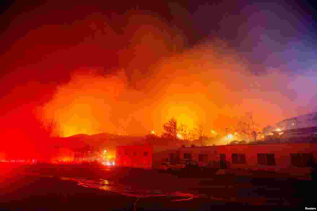 El jefe de bomberos también destacó el trabajo realizado. &quot;Sólo tenemos un número mínimo de casas destruidas. Afortunadamente, no tenemos informes de heridos graves o muertes. Y este incendio no está contenido&quot;.