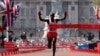 Le Kényan Eliud Kipchoge remporte le marathon de Londres, le 22 avril 2018.