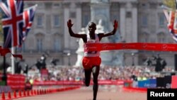 Le Kényan Eliud Kipchoge remporte le marathon de Londres, le 22 avril 2018.