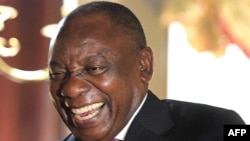 Président Cyril Ramaphosa (D) ya Afrique du Sud apesi mbote na mokonzi akitanaki na ye Jacob Zuma na Cap, Afrique du Sud, 20 février 2018.