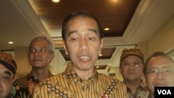 Presiden Jokowi didampingi ketua PWI, Gubernur Jateng dan sejumlah menteri Kabinet Kerja saat di Solo, Jumat sore, 28 September 2018. (Foto: VOA/Yudha)