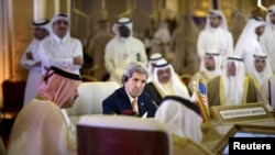 John Kerry no encontro com o Ministro dos Negócios Estrangeiros do Oman, Yusuf bin Alawi, em Doha, Qatar