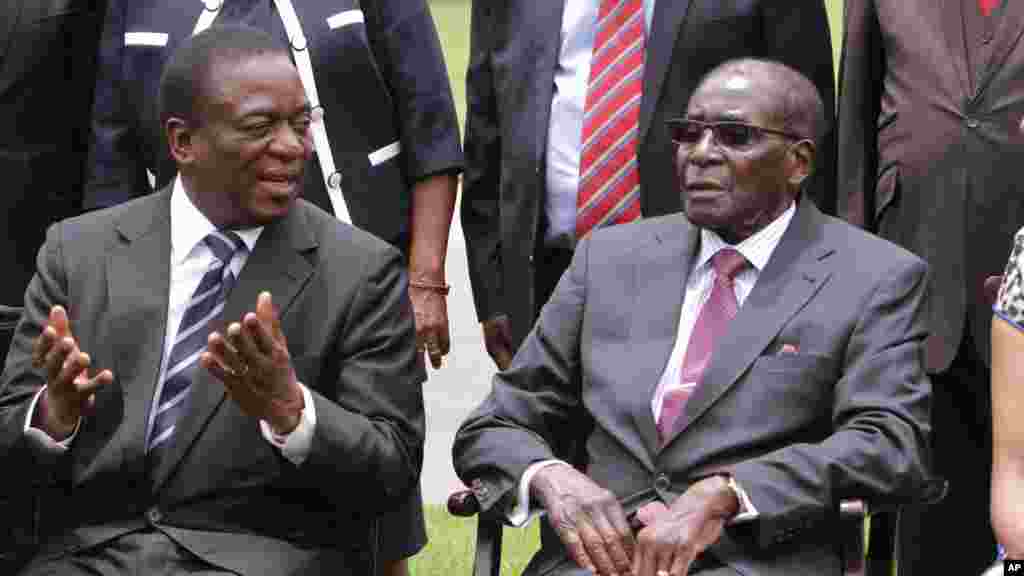 Emmerson Mnangagwa, à gauche, vice-président du Zimbabwe s&#39;entretient avec le président zimbabwéen Robert Mugabe, après la cérémonie de prestation de serment au State House à Harare, vendredi 12 décembre 2014.