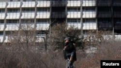 Un policía afgano camina frente al Hotel Intercontiental en Kabul el lunes, 22 de enero de3 2018, un día después de un ataque al edificio.