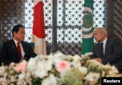 日本首相岸田文雄在開羅與阿拉伯聯盟秘書長艾哈邁德·阿布烏爾·蓋特舉行會談。（2023年4月30日）