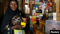 Une vendeuse des médicaments au marché de Korhogo, Côte d’Ivoire, 13 juillet 2007.