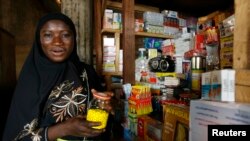 Une vendeuse des médicaments au marché de Korhogo, Côte d’Ivoire, 13 juillet 2007.