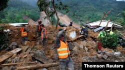 Soldados retiran escombros y barro de un área afectada por un deslizamiento de tierra, causado por las fuertes lluvias traídas por la tormenta Eta, mientras continúa la búsqueda de víctimas en el pueblo enterrado de Queja. [Foto: Archivo] 