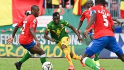 Mali's midfielder Moussa Doumbia (C) fduring an afcon game with Gambia in Limbe.