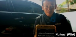 Untuk memudahkan berkomunikasi, Arif Suyanto memanfaatkan teks.(Foto:VOA/Nurhadi)