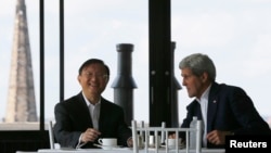 케리 미 국무장관(오른쪽)과 양제츠 중국 외교담당 국무위원(왼쪽)이 18일 미국 보스톤에서 만나 환담하고 있다.