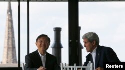 Menteri Luar Negeri Amerika John Kerry dan anggota senior kabinet China Yang Jiechi dalam pertemuan di Boston, Massachusetts (18/10). (Reuters/Brian Snyder)