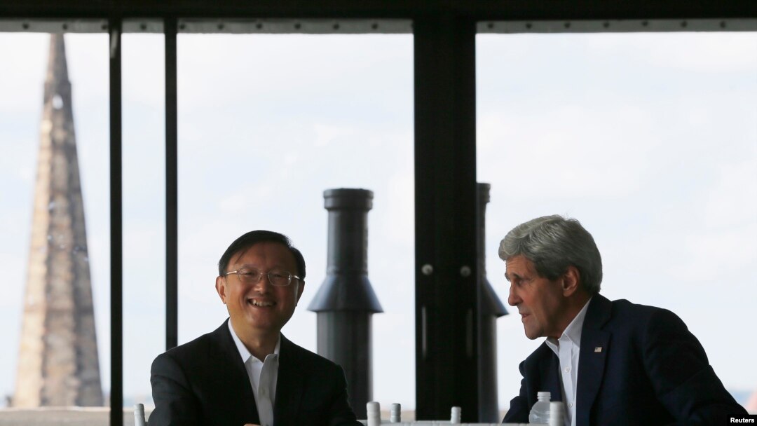 Penasehat China Yang Jiechi, kiri, dan Menlu AS John Kerry dalam pertemuan di Boston, Massachusetts, 18 Oktober 2014. 