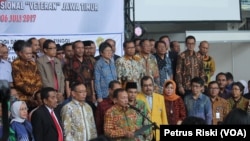 Pimpinan Perguruan Tinggi se-Jawa Timur membacakan Deklarasi Anti Radikalisme yang diikuti perwakilan mahasiswa yang hadir (Foto:VOA/Petrus Riski).