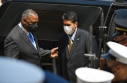 Menteri Pertahanan AS Lloyd Austin (kiri) menyambut Presiden Palau Surangel Whipps, Jr., di Pentagon, Washington, DC, 5 Agustus 2021. (Foto: MANDEL NGAN / AFP)