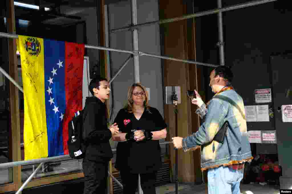 Venezolanos en EE.UU. también salieron a las calles de Nueva York para manifestarse frente al consulado de Venezuela en esa ciudad.