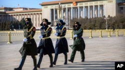 幾名戴著口罩的中國武警士兵在北京天安門廣場列隊行走。 （2020年2月4日）