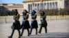 几名戴着口罩的中国武警士兵在北京天安门广场列队行走。（2020年2月4日）
