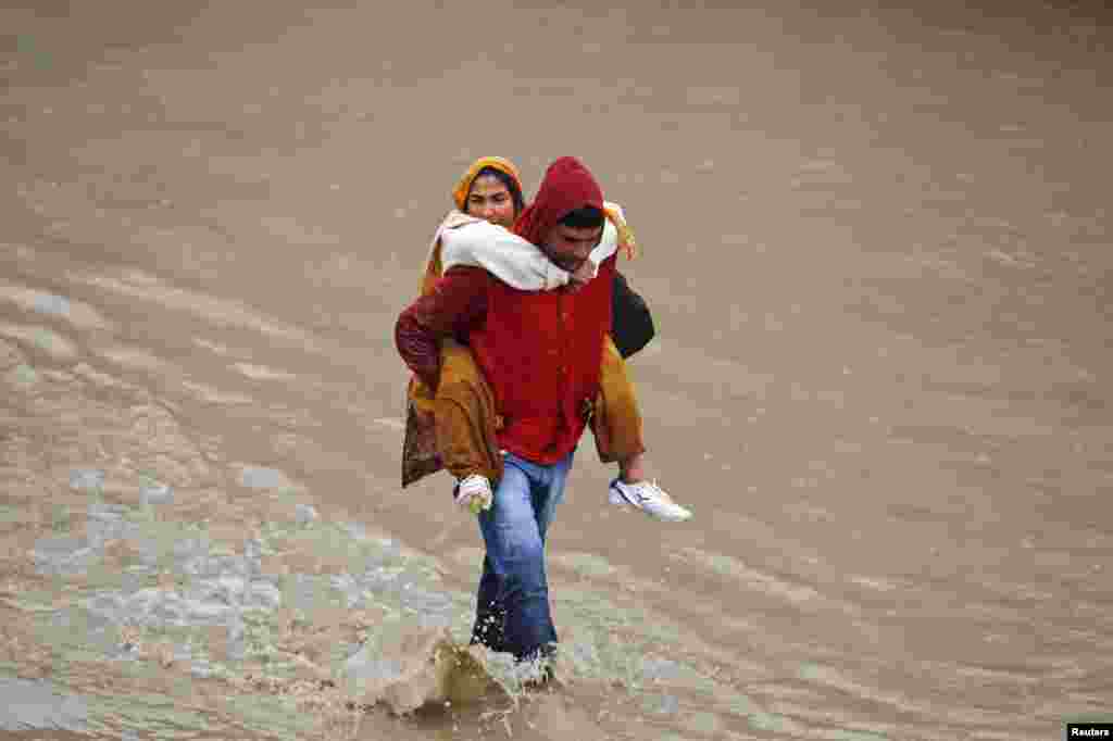 بھارت کے زیرانتظام کشمیر میں شدید بارشوں کی وجہ سے معمولات زندگی متاثر ہوئے ہیں۔