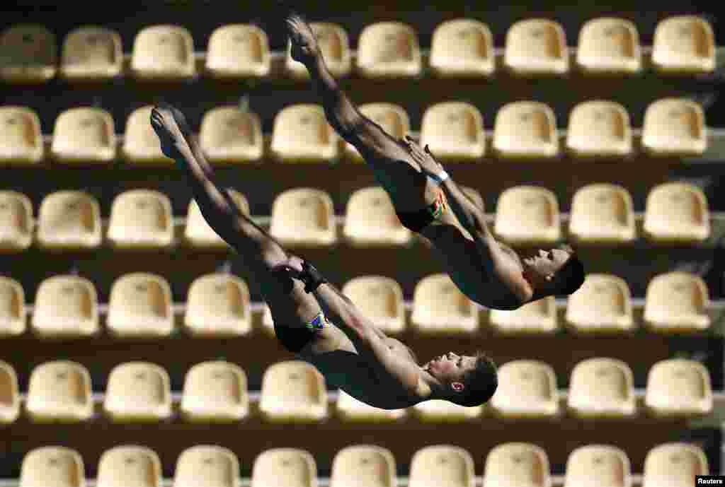 Para atlet lompat indah berlatih di arena lompat indah Olimpiade di Rio de Janeiro, Brazil.