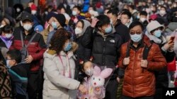 Por primera vez desde el inicio de la pandemia hace tres años, miles de personas celebraron el Año Nuevo Lunar en China con grandes multitudes y reuniones por todo el país, el 22 de enero de 2023. 