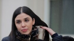 Emma Coronel Aispuro, istri dari gembong narkoba Joaquin 'El Chapo' Guzman, keluar meninggalkan ruang pengadilan setelah hadir dalam persidangan suaminya di New York, pada 12 Februari, 2019. (Foto: Reuters/Brendan McDermid)