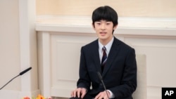 Pangeran Hisahito dari Jepang berbicara pada konferensi pers pertamanya di Istana Kekaisaran, Senin, 3 Maret 2025, di Tokyo. (Badan Rumah Tangga Kekaisaran via AP)