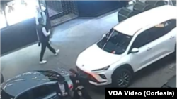 Анна Мочалова после совершения первого предполагаемого нападения и незадолго до второго. Нью-Йорк, Манхэттен, 47-я улица. 21 октября 2026 г. Фото с видеозаписи камер наблюдения. Пресс-релиз Министерства юстиции.  