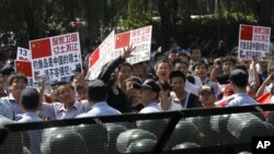 Ribuan demonstran Tiongkok melampiaskan kemarahan di depan Kedutaan Besar Jepang di Beijing hari Minggu (16/9).