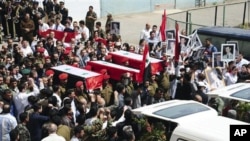 Protesto pro-groverno de Bachar al-Assad em Damasco durante um funeral de militares mortos por manifestantes