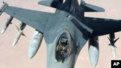 Фото ВПС США надане АР: проліт винищувача F-16 Fighting Falcon