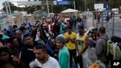 Muchos de los migrantes venezolanos que llegan a la oficina de procesamiento de inmigración en el puente de Rumichaca, Ecuador, se dirigen a Perú.